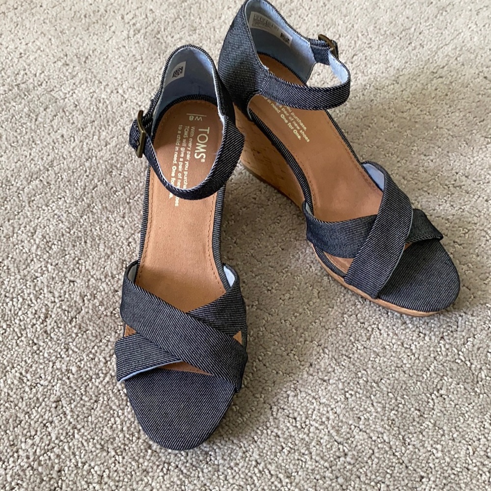 Toms navy and white wedges